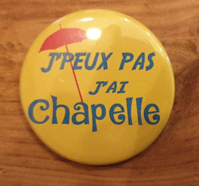 Badge J'peux pas, j'ai chapelle jaune